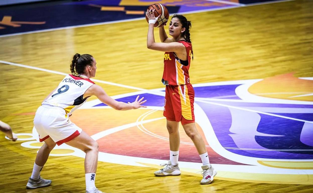 Mamen Blanco organiza un ataque español.