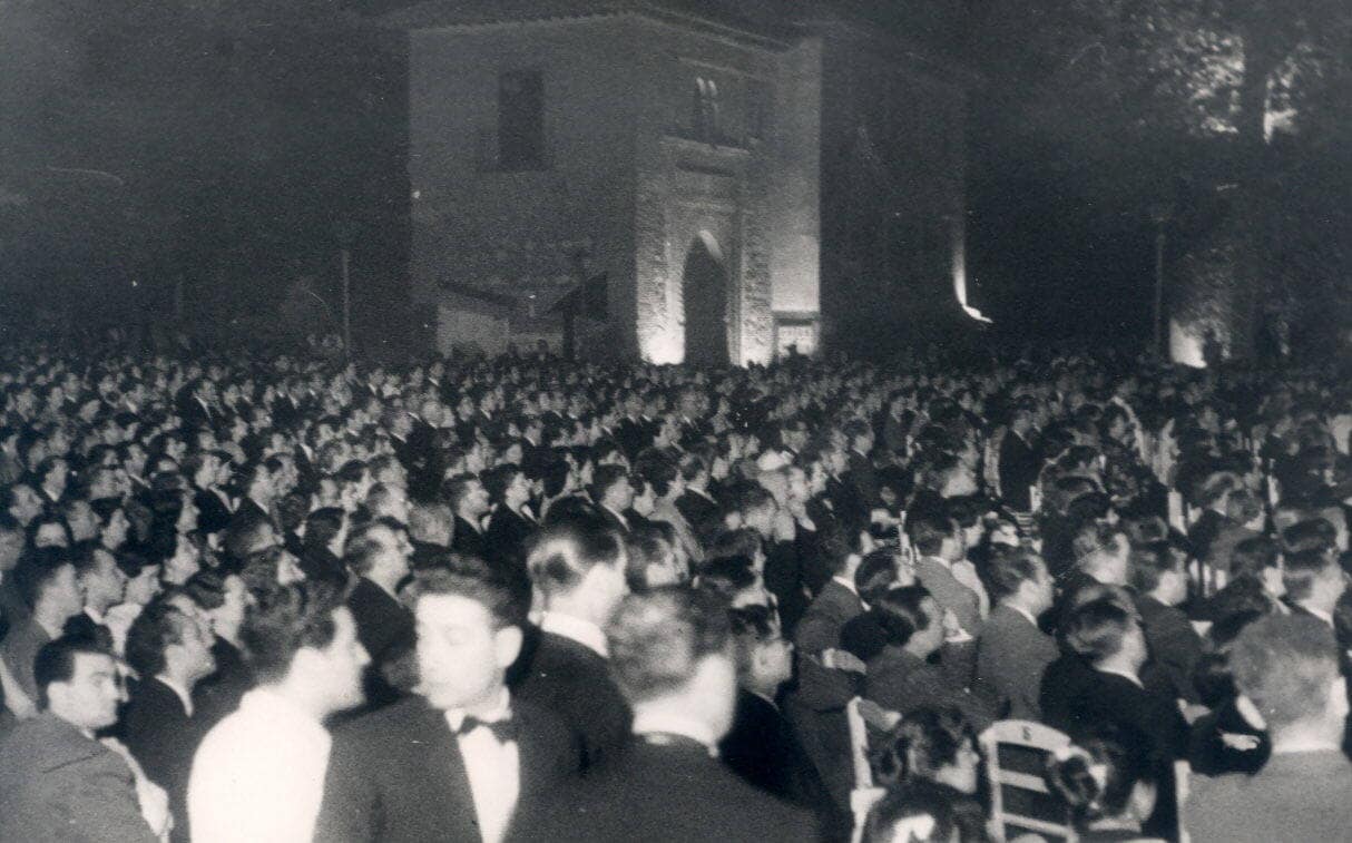 Público en la plaza de los Aljibes. 1952 