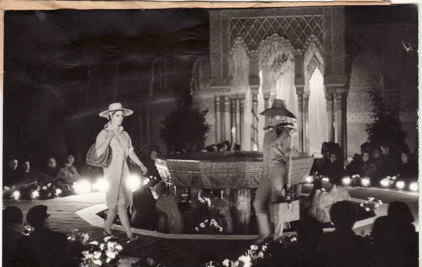 Modelos desfilan en el Patio de los Leones para la presentación del tejido 'Arnel'. Abril 1964 