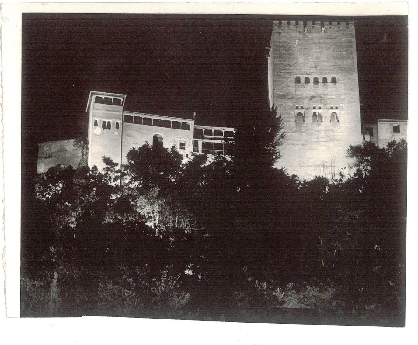 Vista nocturna del monumento 