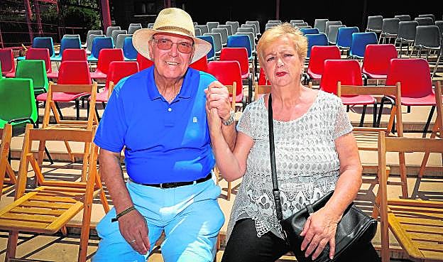 Pepe Yáñez e Isabel Alguacil en la sala de butacas del Centro Cívico del Zaidín, donde ella se desvaneció.