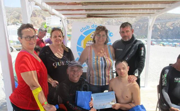 Los tres participantes en la inmersión, acompañados por la presidenta de la ELA de Carchuna y otras personas que estuvieron en el acto