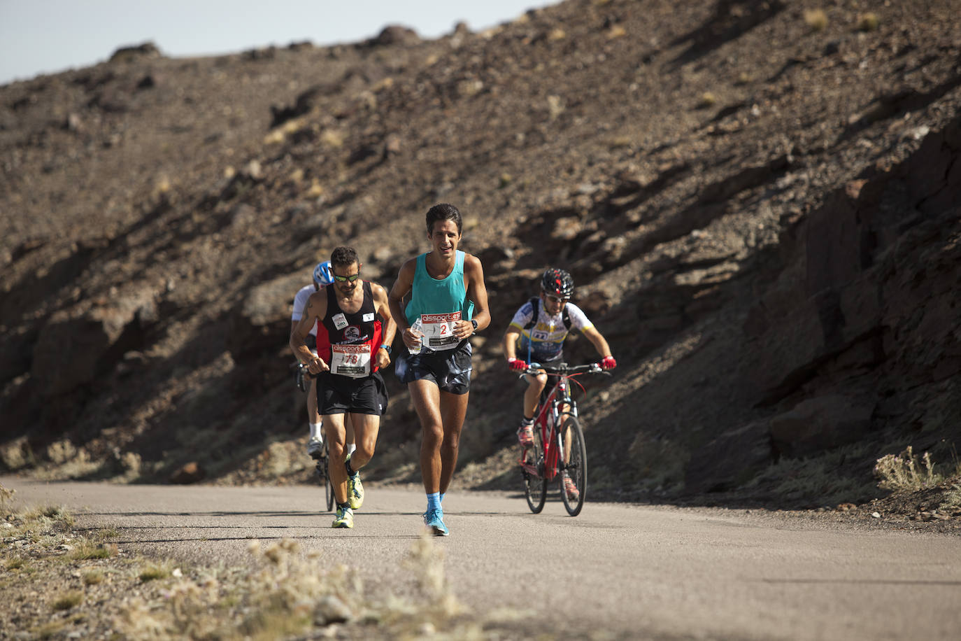 Cerca de un millar de corredores han participado hoy en una prueba que ha estado marcada por el fuerte viento en cotas altas. Juan Fernández se ha sacado la espina de 2018, cuando fue segundo, mientras que la hispano ecuatoriana Janine Lima se ha llevado su tercera victoria en el Veleta