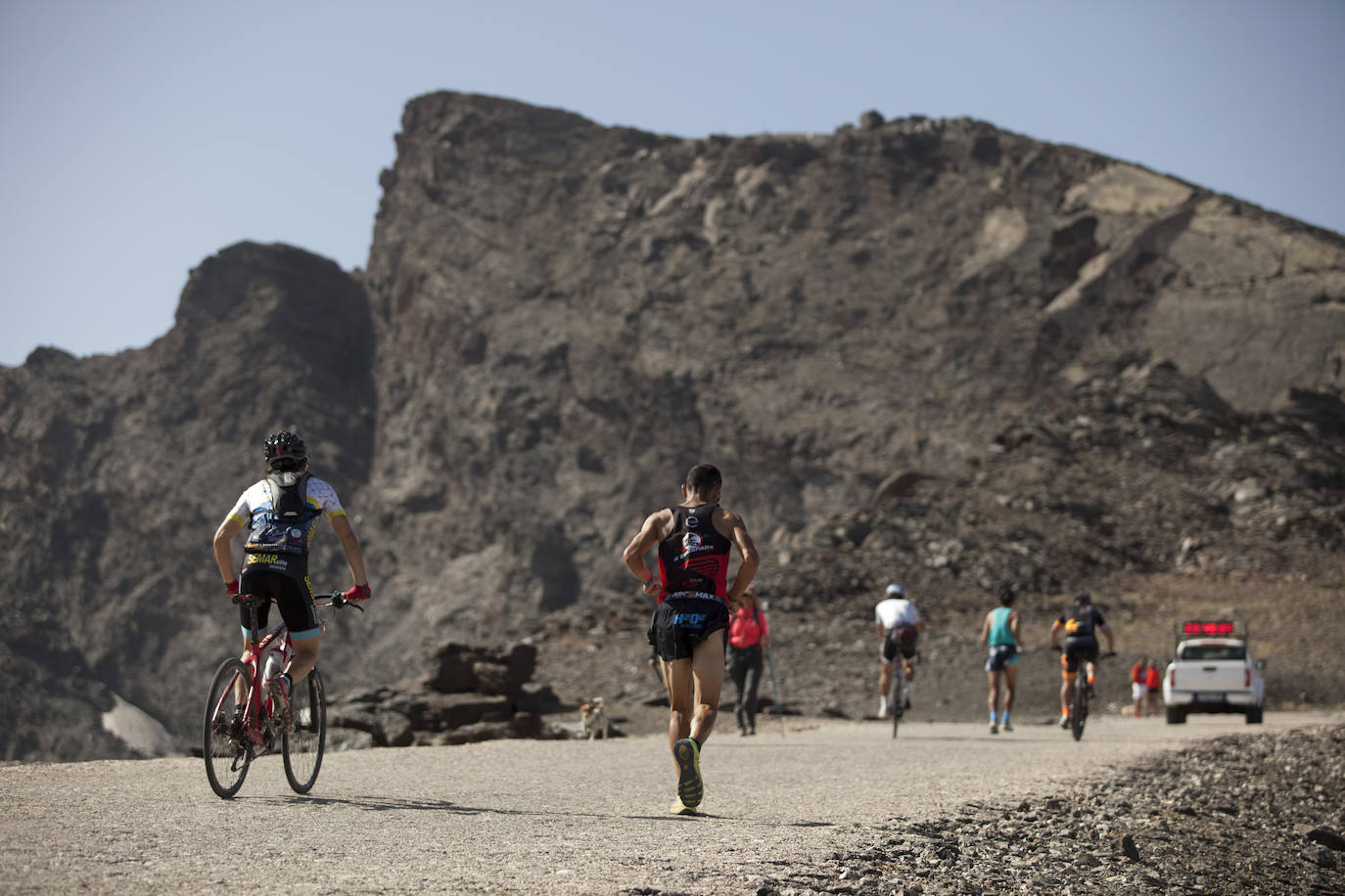 Cerca de un millar de corredores han participado hoy en una prueba que ha estado marcada por el fuerte viento en cotas altas. Juan Fernández se ha sacado la espina de 2018, cuando fue segundo, mientras que la hispano ecuatoriana Janine Lima se ha llevado su tercera victoria en el Veleta