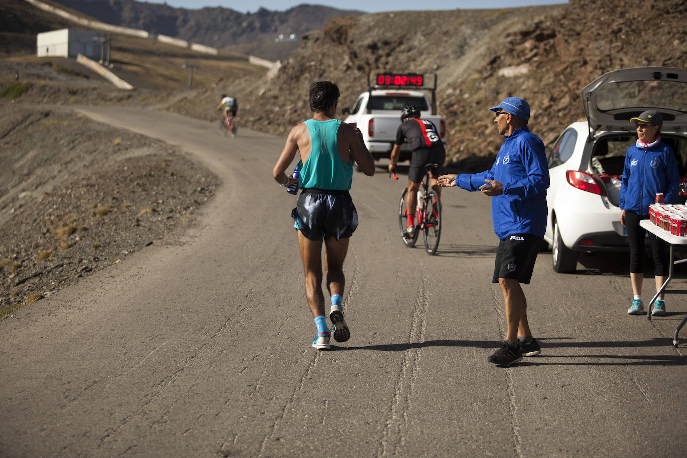 Cerca de un millar de corredores han participado hoy en una prueba que ha estado marcada por el fuerte viento en cotas altas. Juan Fernández se ha sacado la espina de 2018, cuando fue segundo, mientras que la hispano ecuatoriana Janine Lima se ha llevado su tercera victoria en el Veleta