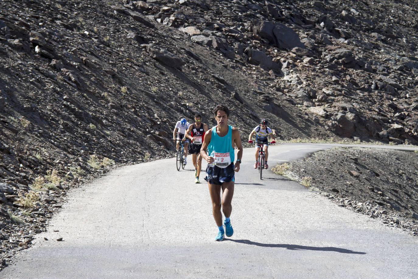 Cerca de un millar de corredores han participado hoy en una prueba que ha estado marcada por el fuerte viento en cotas altas. Juan Fernández se ha sacado la espina de 2018, cuando fue segundo, mientras que la hispano ecuatoriana Janine Lima se ha llevado su tercera victoria en el Veleta