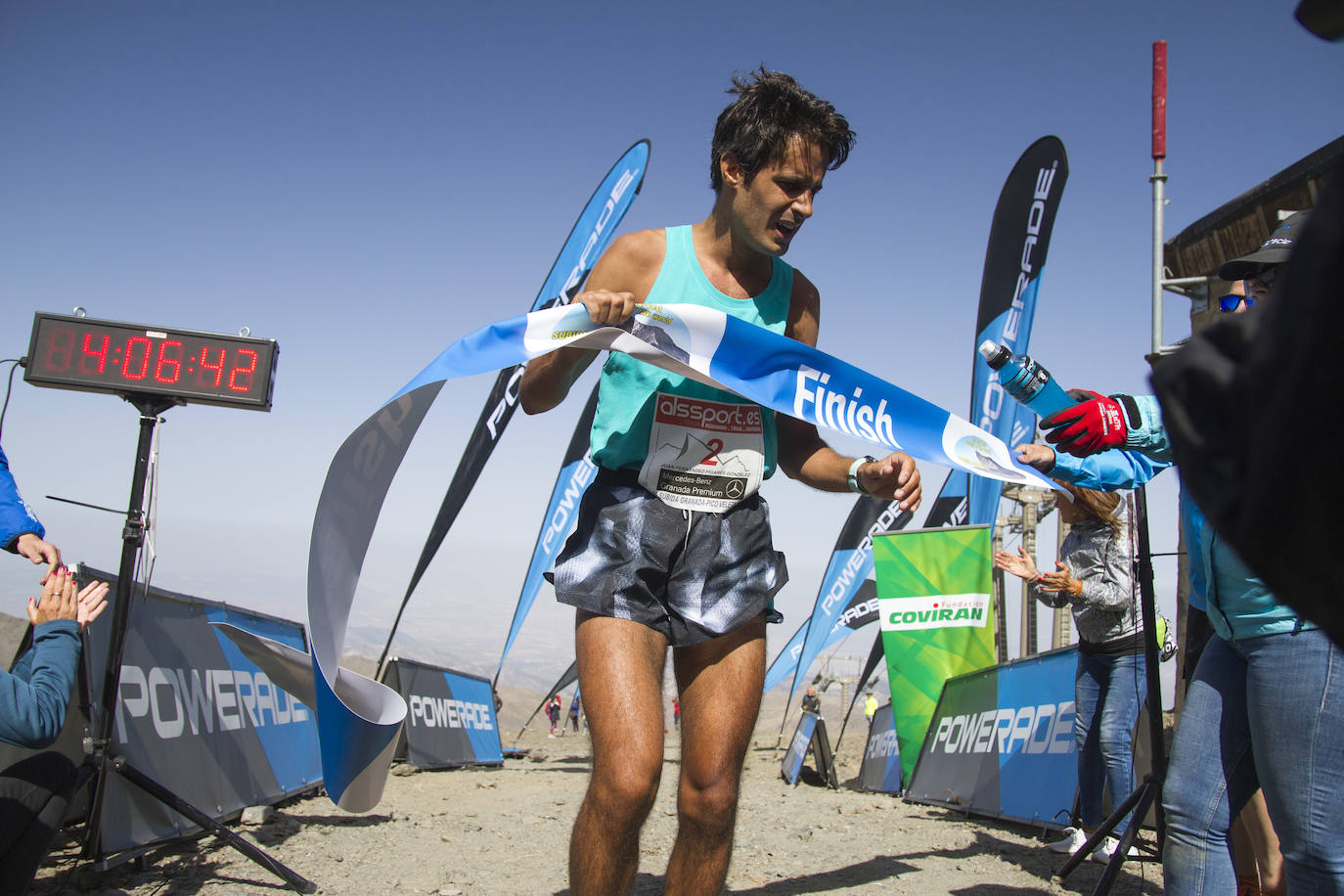 Cerca de un millar de corredores han participado hoy en una prueba que ha estado marcada por el fuerte viento en cotas altas. Juan Fernández se ha sacado la espina de 2018, cuando fue segundo, mientras que la hispano ecuatoriana Janine Lima se ha llevado su tercera victoria en el Veleta