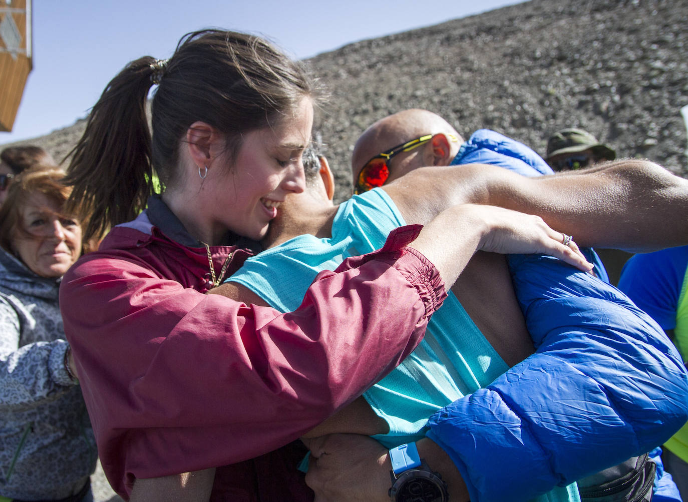 Cerca de un millar de corredores han participado hoy en una prueba que ha estado marcada por el fuerte viento en cotas altas. Juan Fernández se ha sacado la espina de 2018, cuando fue segundo, mientras que la hispano ecuatoriana Janine Lima se ha llevado su tercera victoria en el Veleta