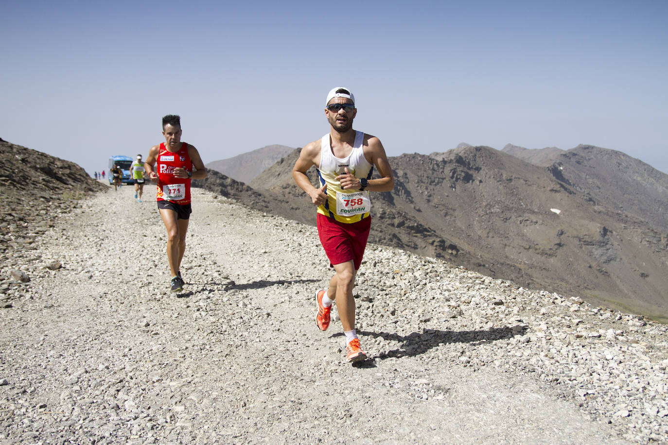Cerca de un millar de corredores han participado hoy en una prueba que ha estado marcada por el fuerte viento en cotas altas. Juan Fernández se ha sacado la espina de 2018, cuando fue segundo, mientras que la hispano ecuatoriana Janine Lima se ha llevado su tercera victoria en el Veleta