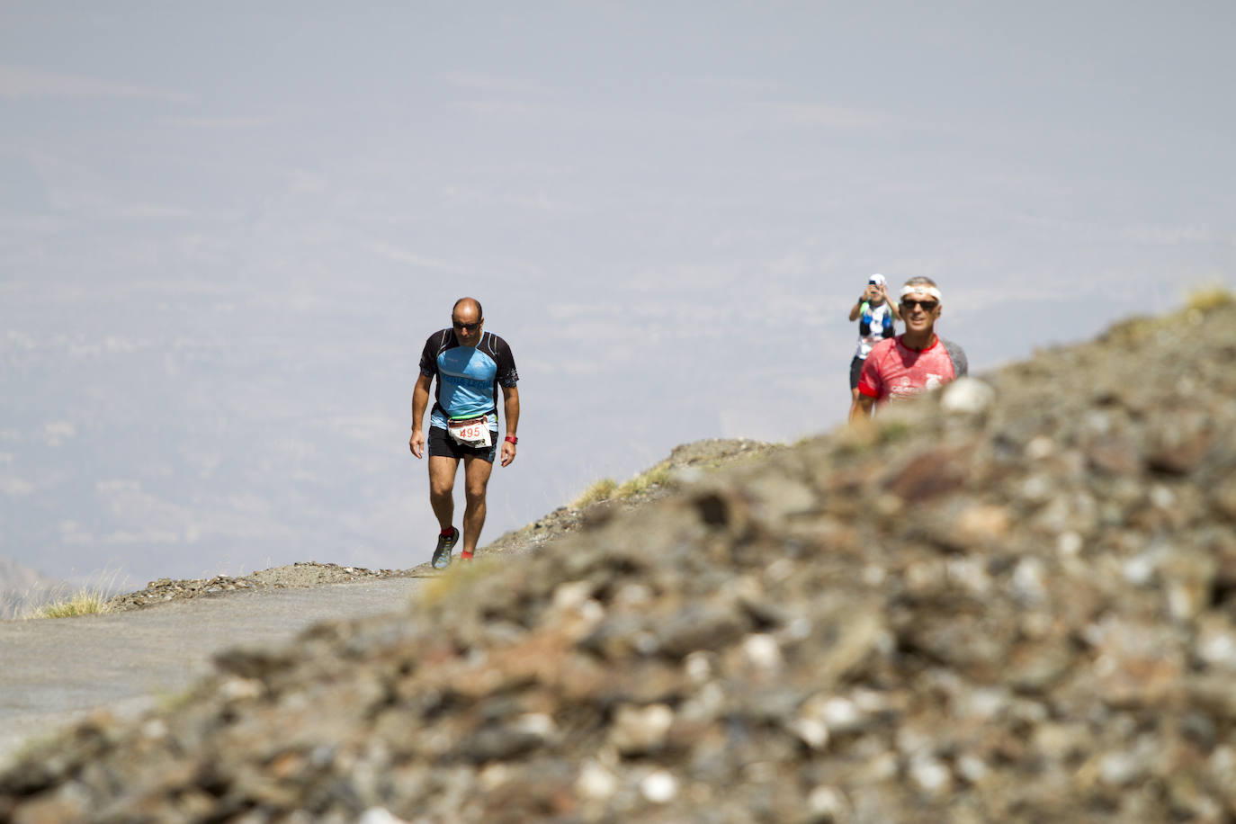 Cerca de un millar de corredores han participado hoy en una prueba que ha estado marcada por el fuerte viento en cotas altas. Juan Fernández se ha sacado la espina de 2018, cuando fue segundo, mientras que la hispano ecuatoriana Janine Lima se ha llevado su tercera victoria en el Veleta