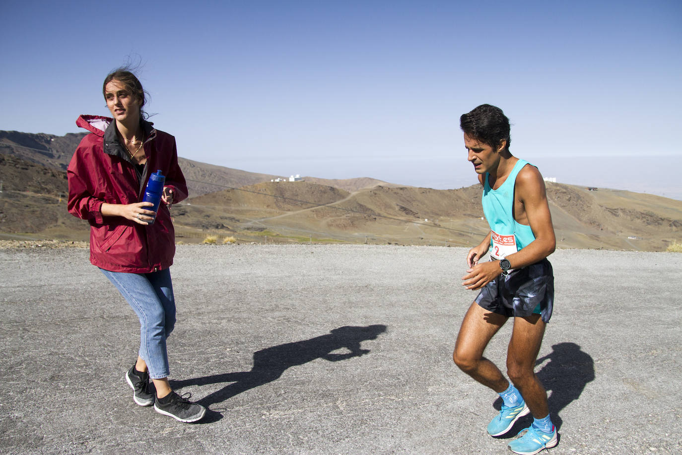 Cerca de un millar de corredores han participado hoy en una prueba que ha estado marcada por el fuerte viento en cotas altas. Juan Fernández se ha sacado la espina de 2018, cuando fue segundo, mientras que la hispano ecuatoriana Janine Lima se ha llevado su tercera victoria en el Veleta