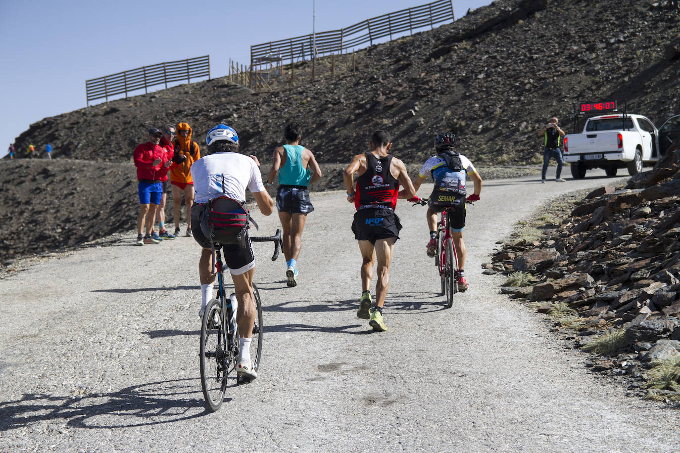 Cerca de un millar de corredores han participado hoy en una prueba que ha estado marcada por el fuerte viento en cotas altas. Juan Fernández se ha sacado la espina de 2018, cuando fue segundo, mientras que la hispano ecuatoriana Janine Lima se ha llevado su tercera victoria en el Veleta