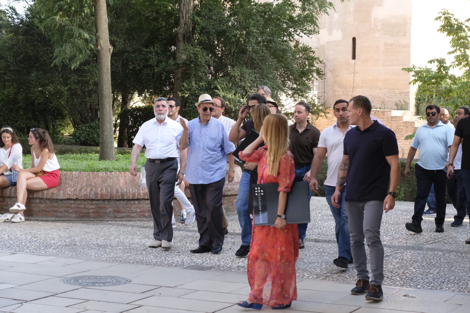 Mansour bin Zayed Al-Nahyan ha pasado por el Parador de Granada antes de realizar su visita guiada por el monumento nazarí