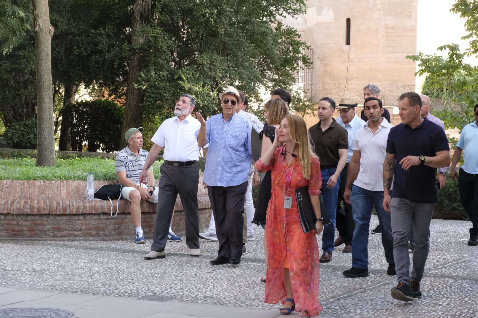 Mansour bin Zayed Al-Nahyan ha pasado por el Parador de Granada antes de realizar su visita guiada por el monumento nazarí