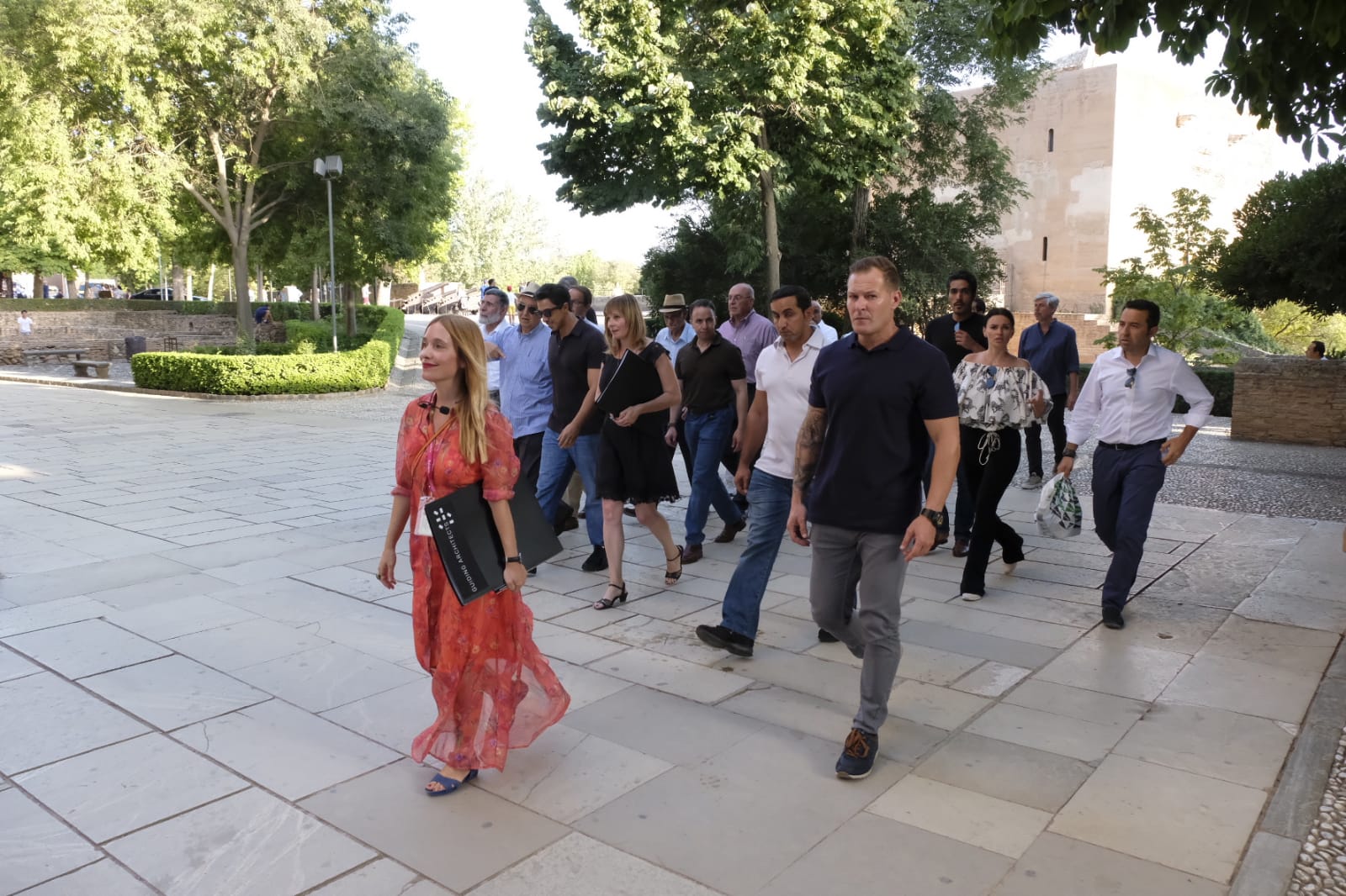 Mansour bin Zayed Al-Nahyan ha pasado por el Parador de Granada antes de realizar su visita guiada por el monumento nazarí