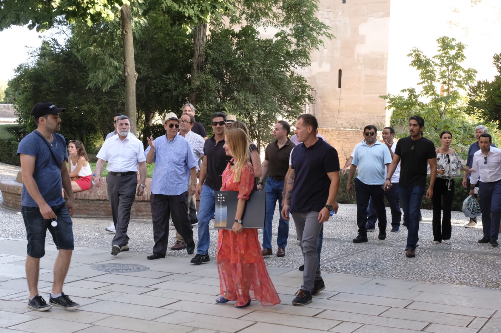 Mansour bin Zayed Al-Nahyan ha pasado por el Parador de Granada antes de realizar su visita guiada por el monumento nazarí