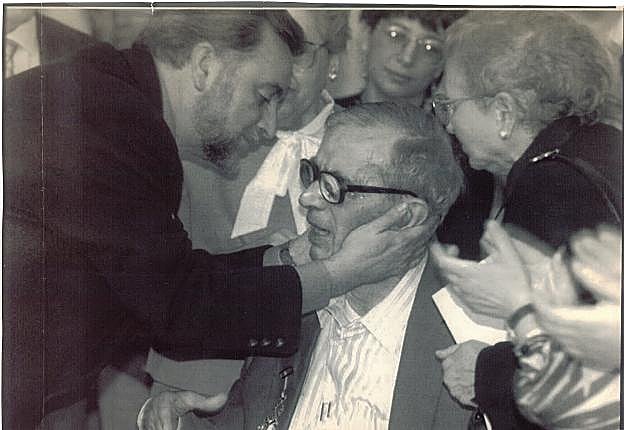 Julio Anguita felicita al veterano militante comunista Manuel Benítez Rufo en 1994.