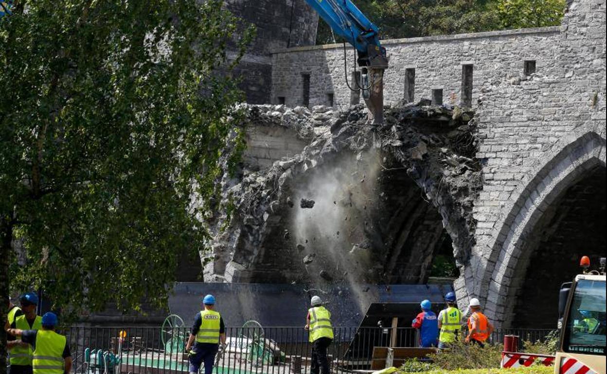 Operarios deriban el puente del siglo XII en la ciudad belga de Tournai.