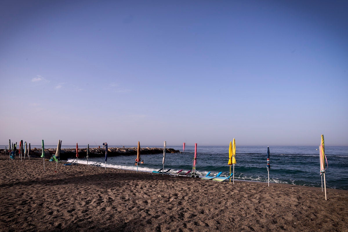 Fotos: Así luce Torrenueva a primera hora: a la caza de un sitio con la sombrilla