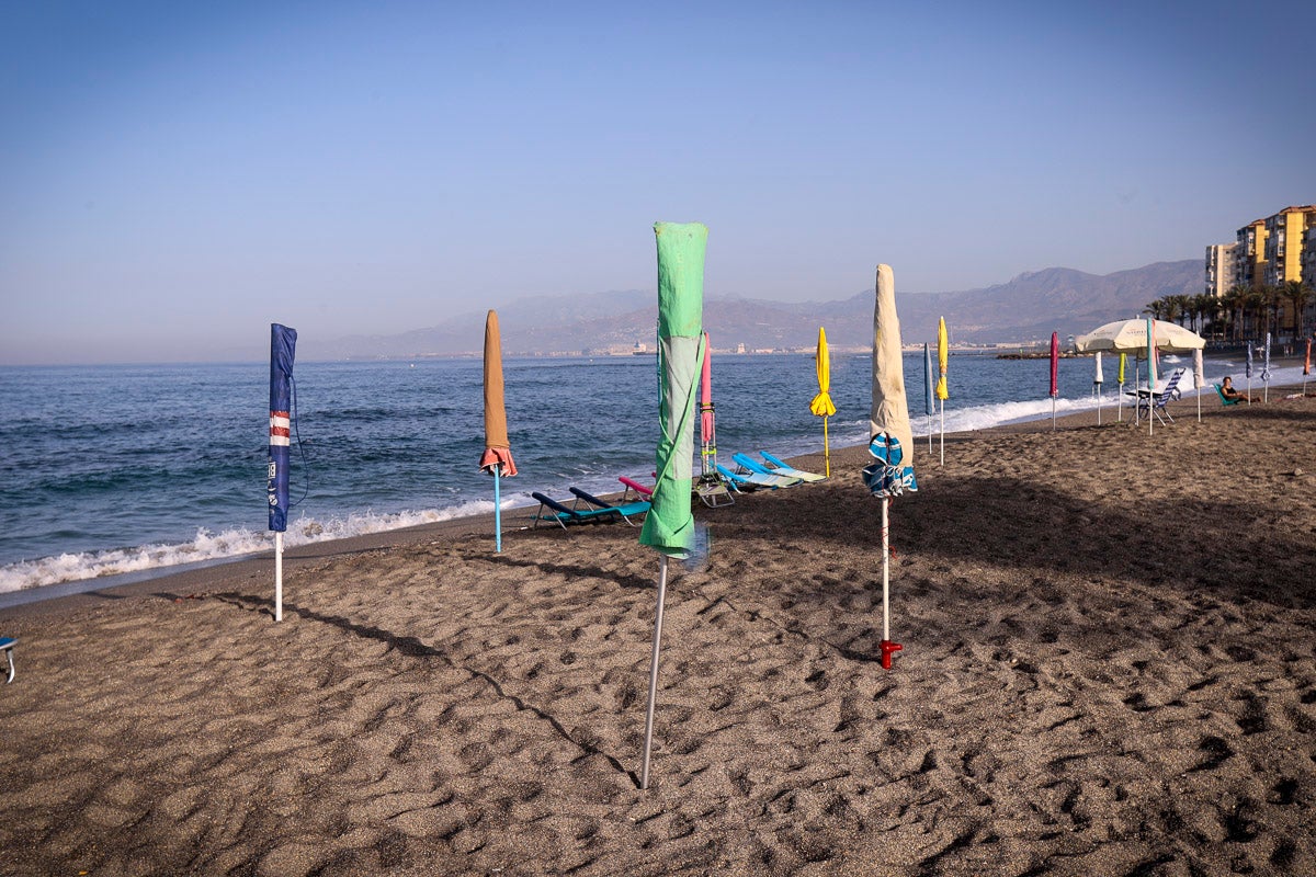 Fotos: Así luce Torrenueva a primera hora: a la caza de un sitio con la sombrilla