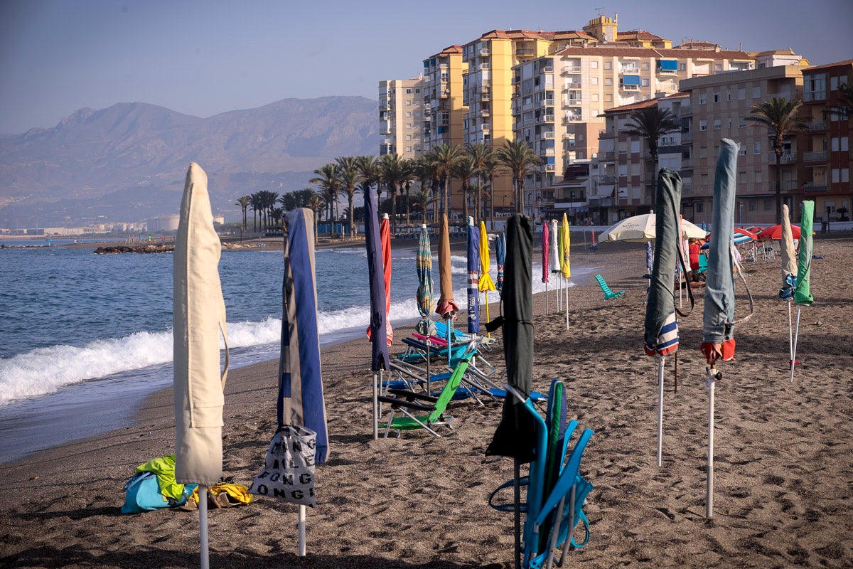 Fotos: Así luce Torrenueva a primera hora: a la caza de un sitio con la sombrilla