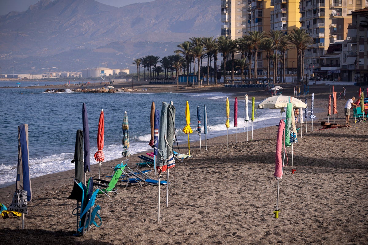 Fotos: Así luce Torrenueva a primera hora: a la caza de un sitio con la sombrilla