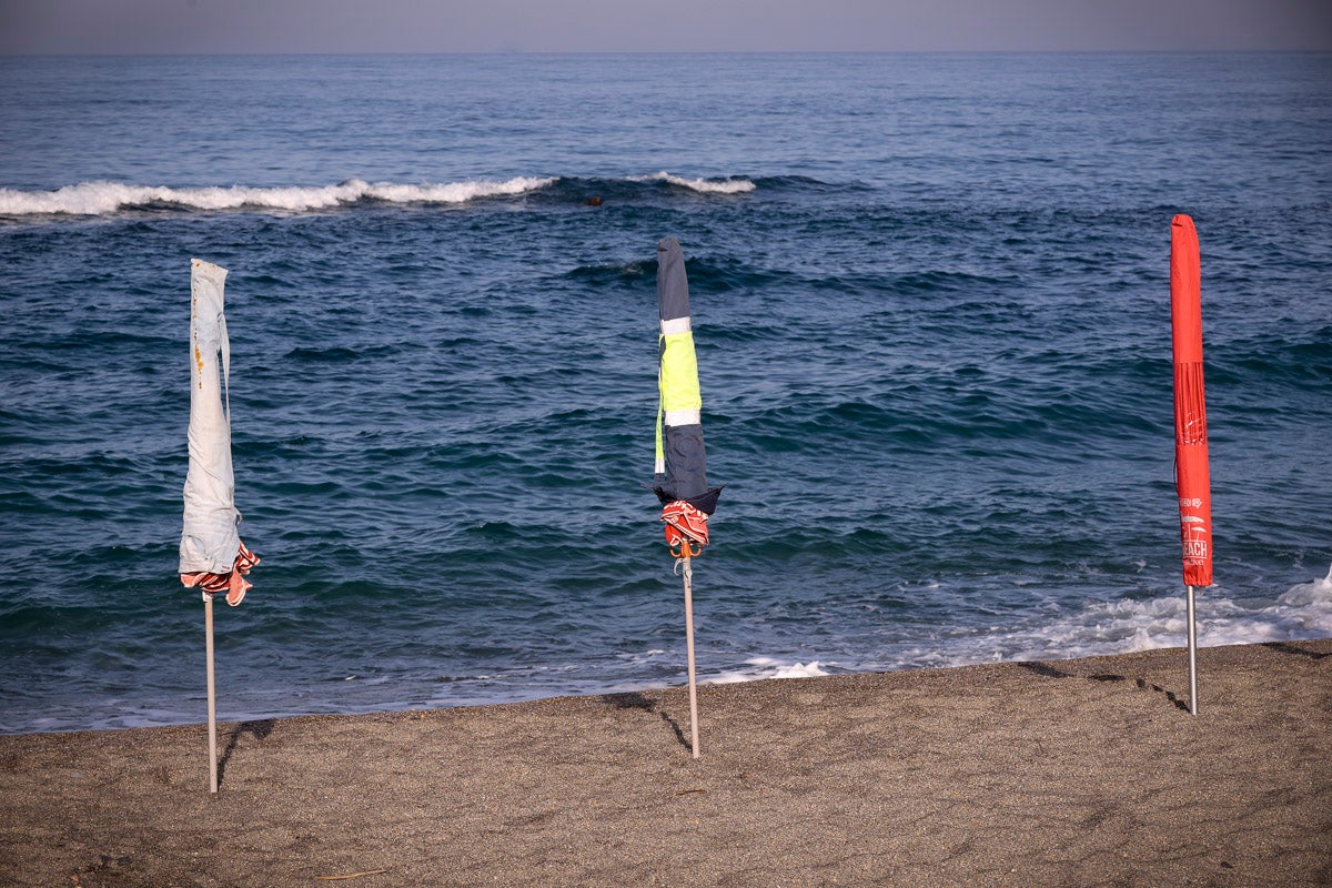 Fotos: Así luce Torrenueva a primera hora: a la caza de un sitio con la sombrilla
