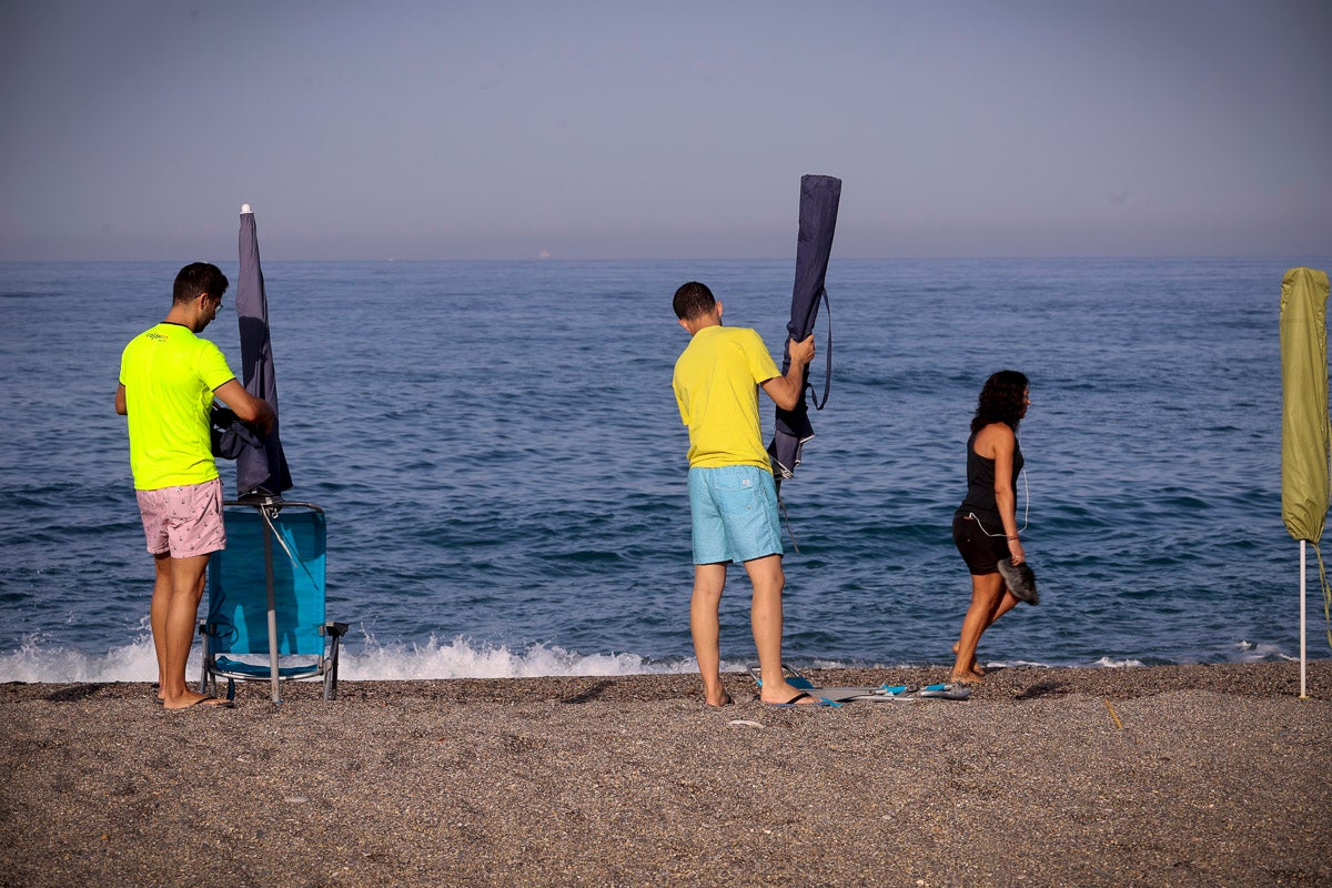 Fotos: Así luce Torrenueva a primera hora: a la caza de un sitio con la sombrilla