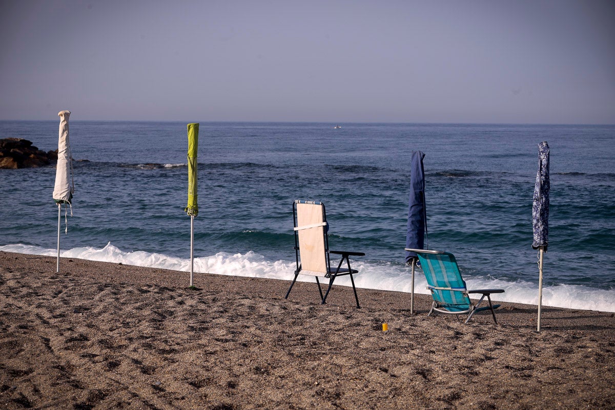 Fotos: Así luce Torrenueva a primera hora: a la caza de un sitio con la sombrilla