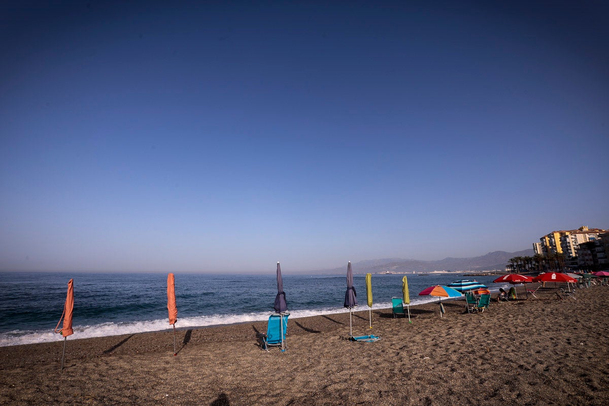 Fotos: Así luce Torrenueva a primera hora: a la caza de un sitio con la sombrilla