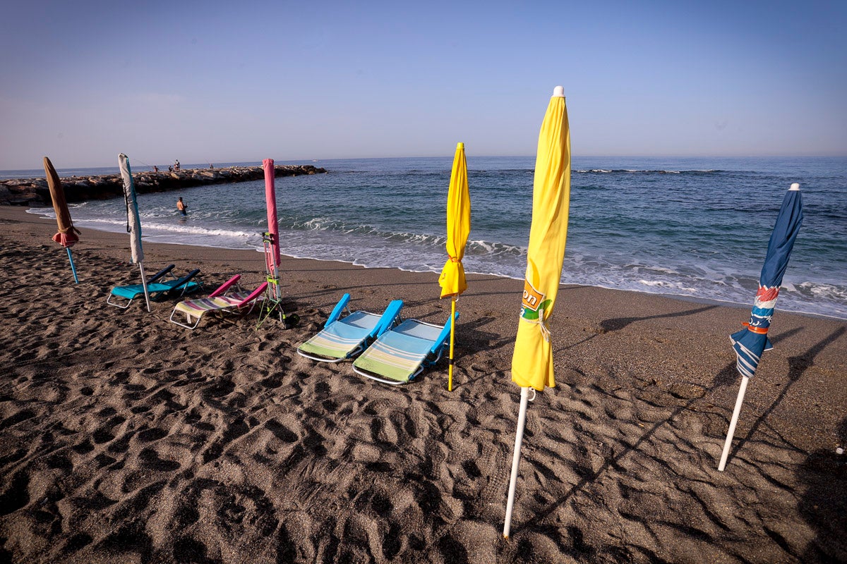 Fotos: Así luce Torrenueva a primera hora: a la caza de un sitio con la sombrilla