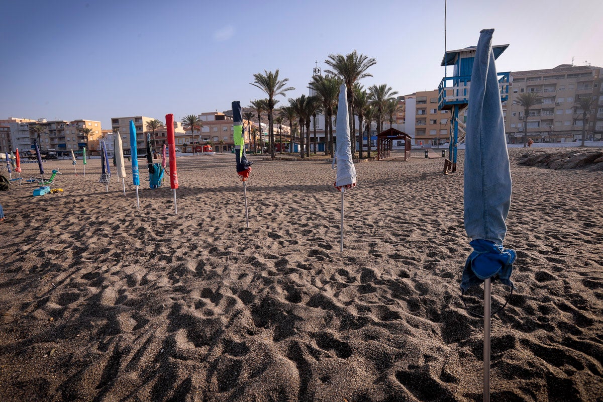 Fotos: Así luce Torrenueva a primera hora: a la caza de un sitio con la sombrilla