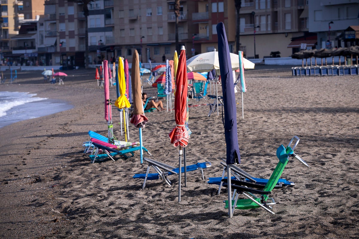 Fotos: Así luce Torrenueva a primera hora: a la caza de un sitio con la sombrilla