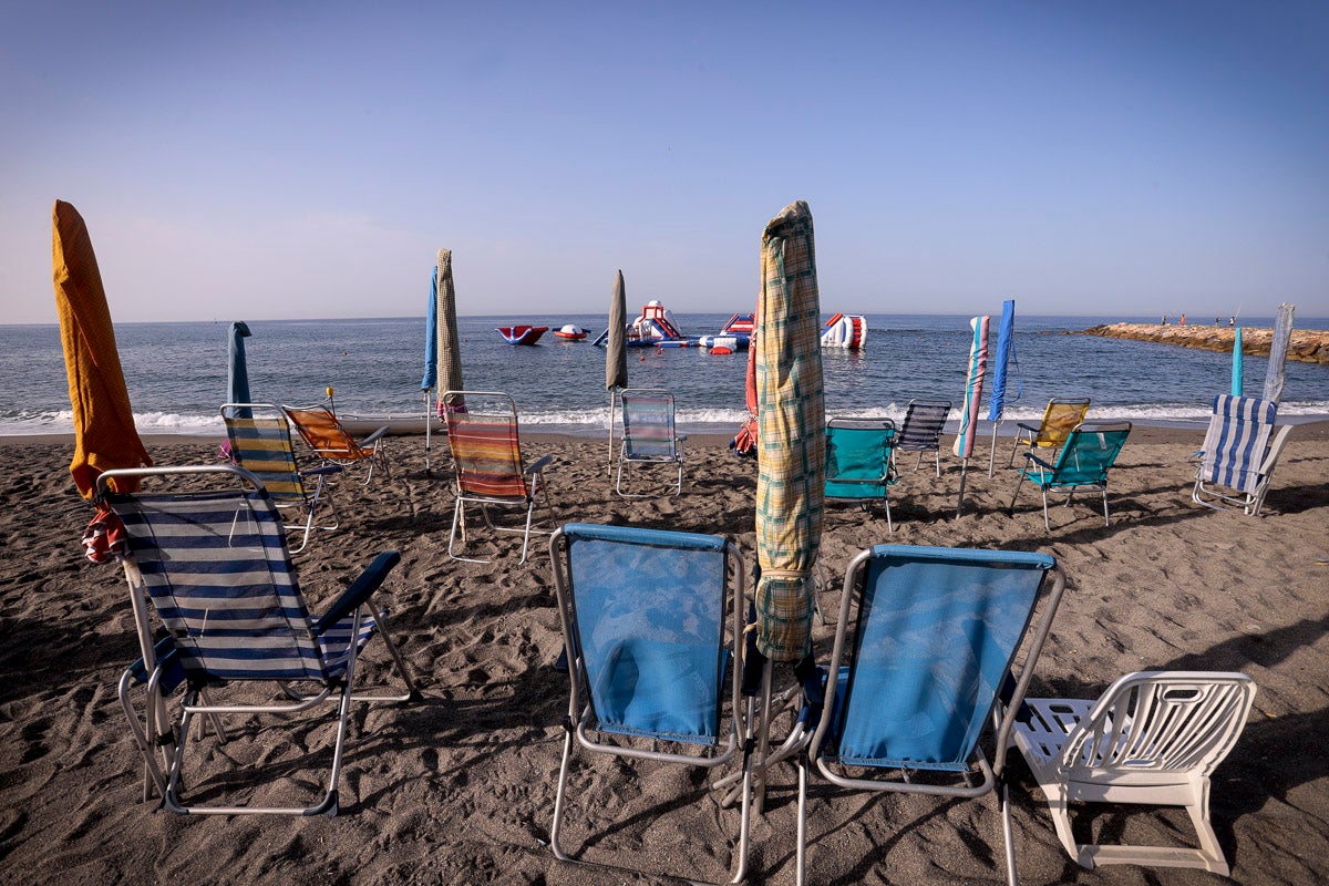 Fotos: Así luce Torrenueva a primera hora: a la caza de un sitio con la sombrilla