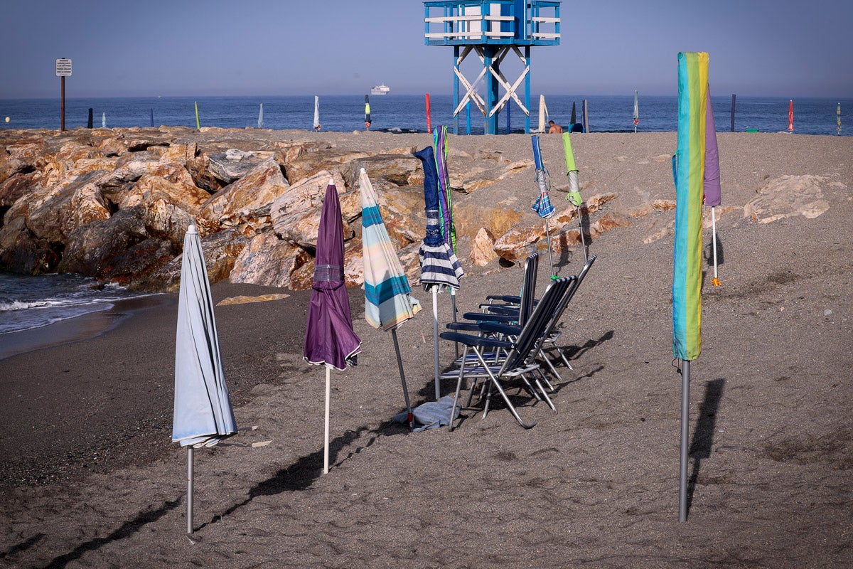 Fotos: Así luce Torrenueva a primera hora: a la caza de un sitio con la sombrilla