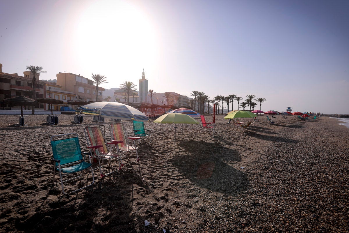 Fotos: Así luce Torrenueva a primera hora: a la caza de un sitio con la sombrilla