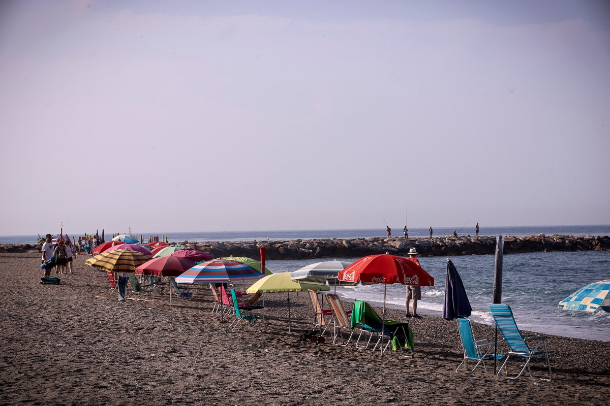 Fotos: Así luce Torrenueva a primera hora: a la caza de un sitio con la sombrilla