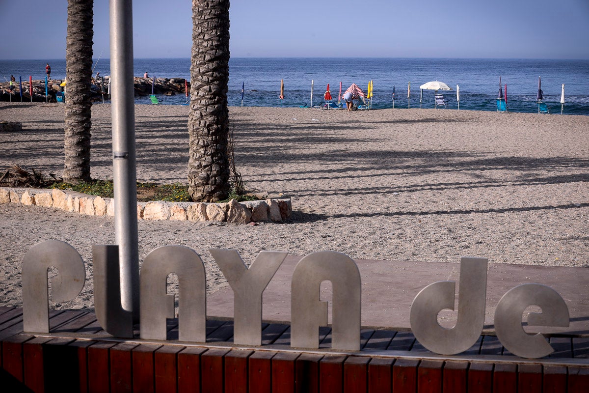 Fotos: Así luce Torrenueva a primera hora: a la caza de un sitio con la sombrilla