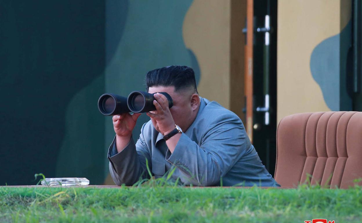 Kim Jong-un, supervisando el lanzamiento de misiles.