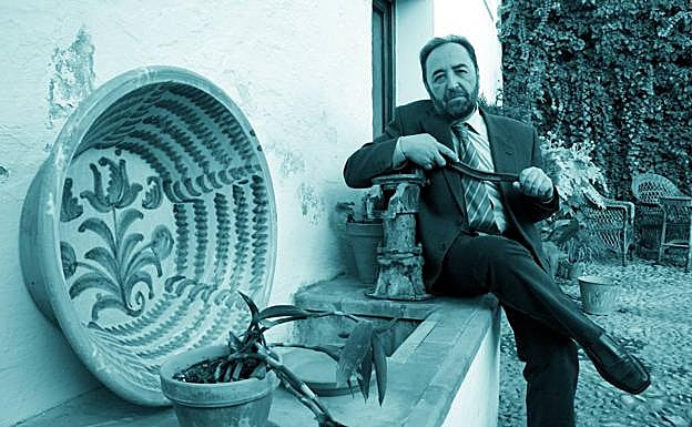 Alfonso Alcalá posa en la Casa Museo Federico García Lorca de Fuente Vaqueros. :: ramón l. pérez. 