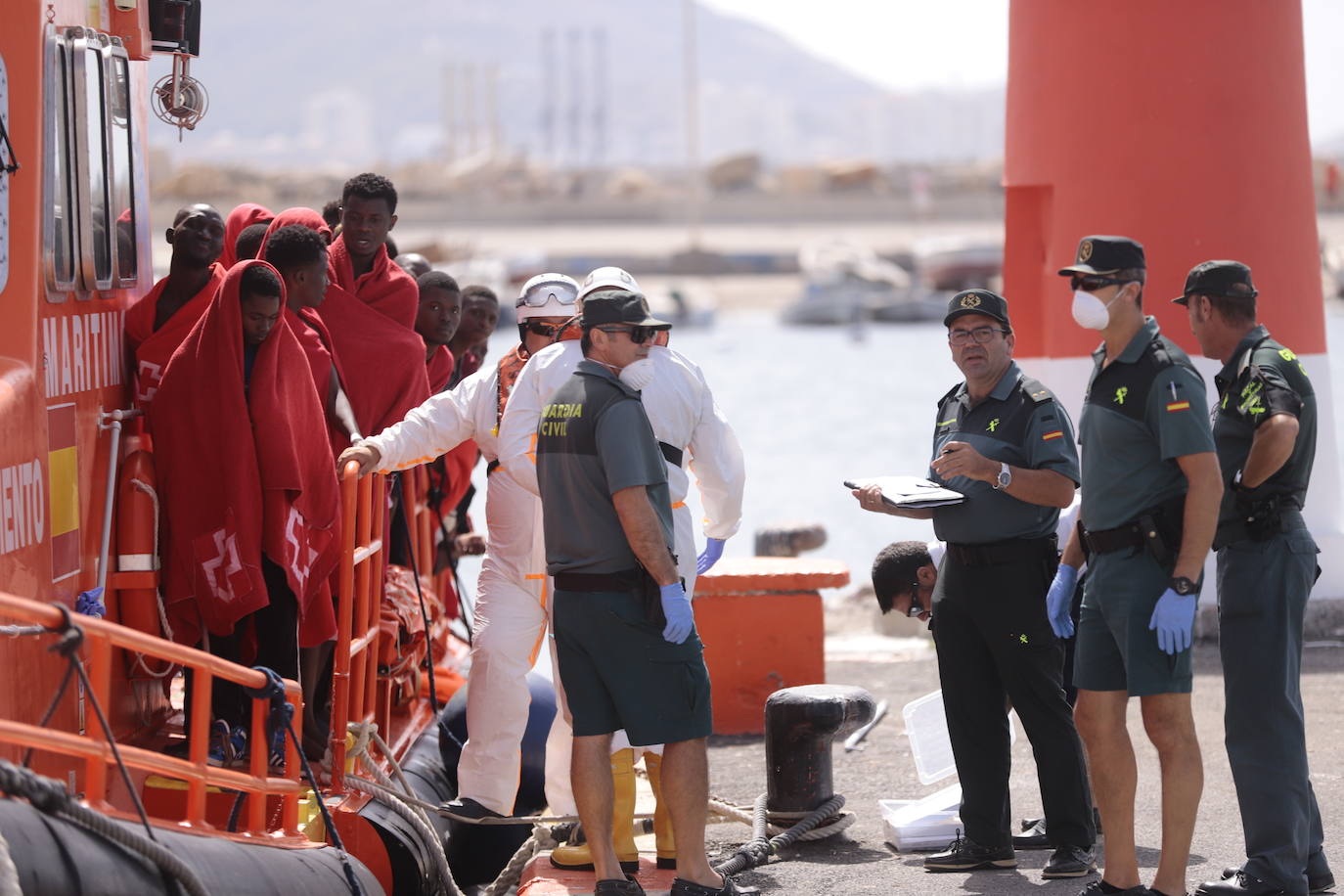 Es la segunda patera que llega a Motril en dos días. El lunes la Guardamar Caliope rescató a otras sesenta personas.