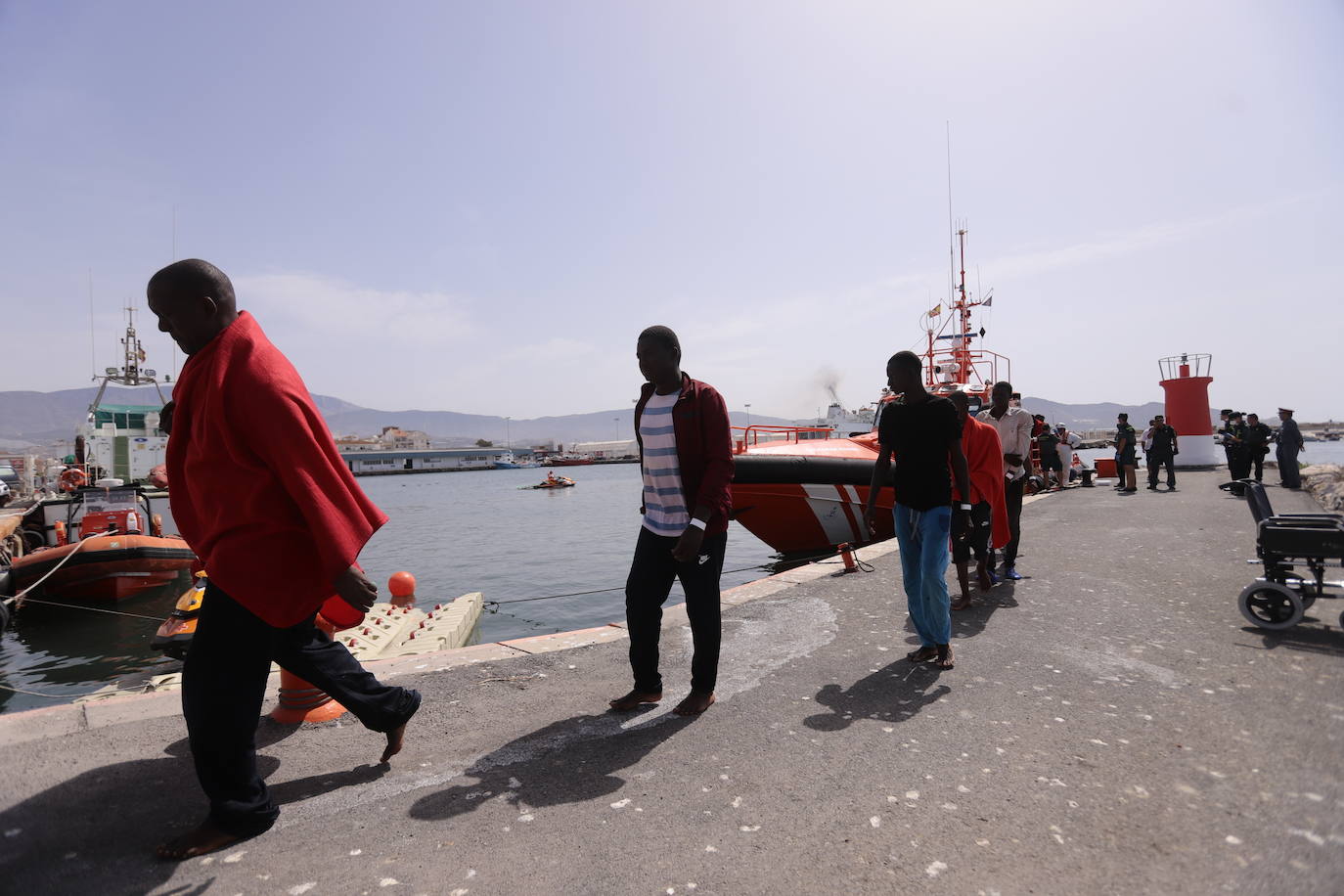 Es la segunda patera que llega a Motril en dos días. El lunes la Guardamar Caliope rescató a otras sesenta personas.