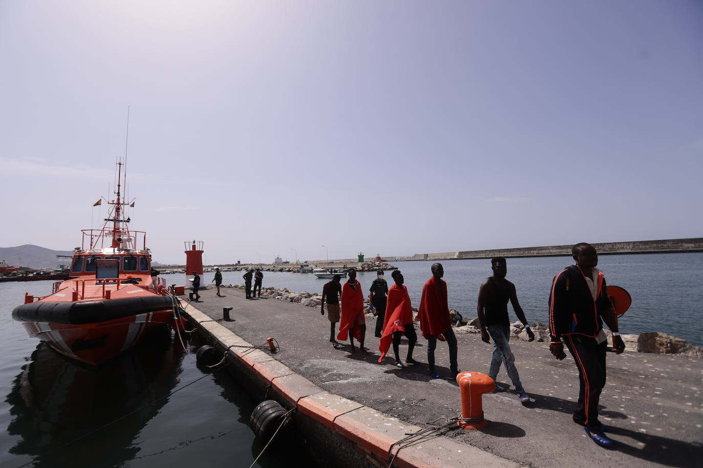 Es la segunda patera que llega a Motril en dos días. El lunes la Guardamar Caliope rescató a otras sesenta personas.