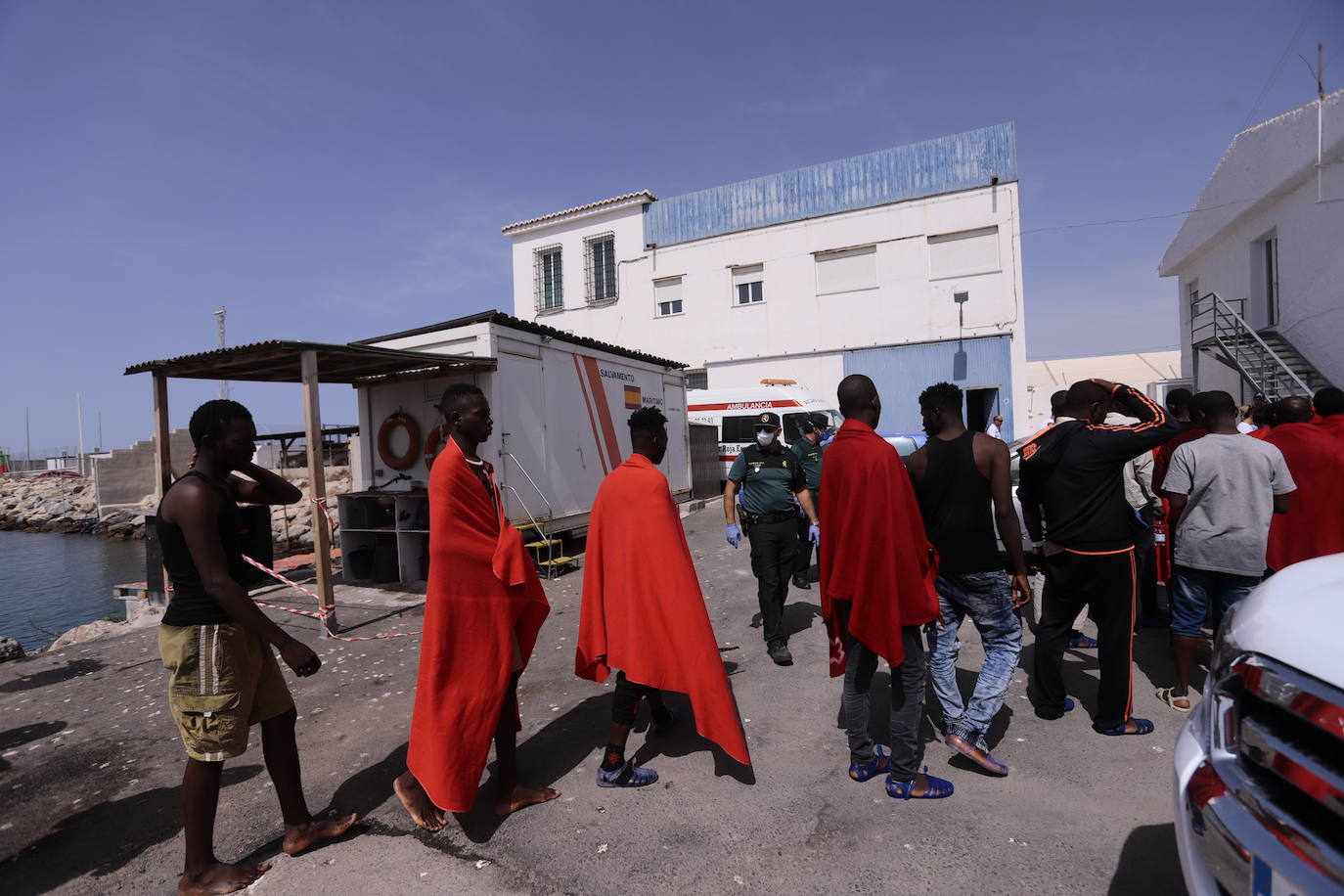 Es la segunda patera que llega a Motril en dos días. El lunes la Guardamar Caliope rescató a otras sesenta personas.