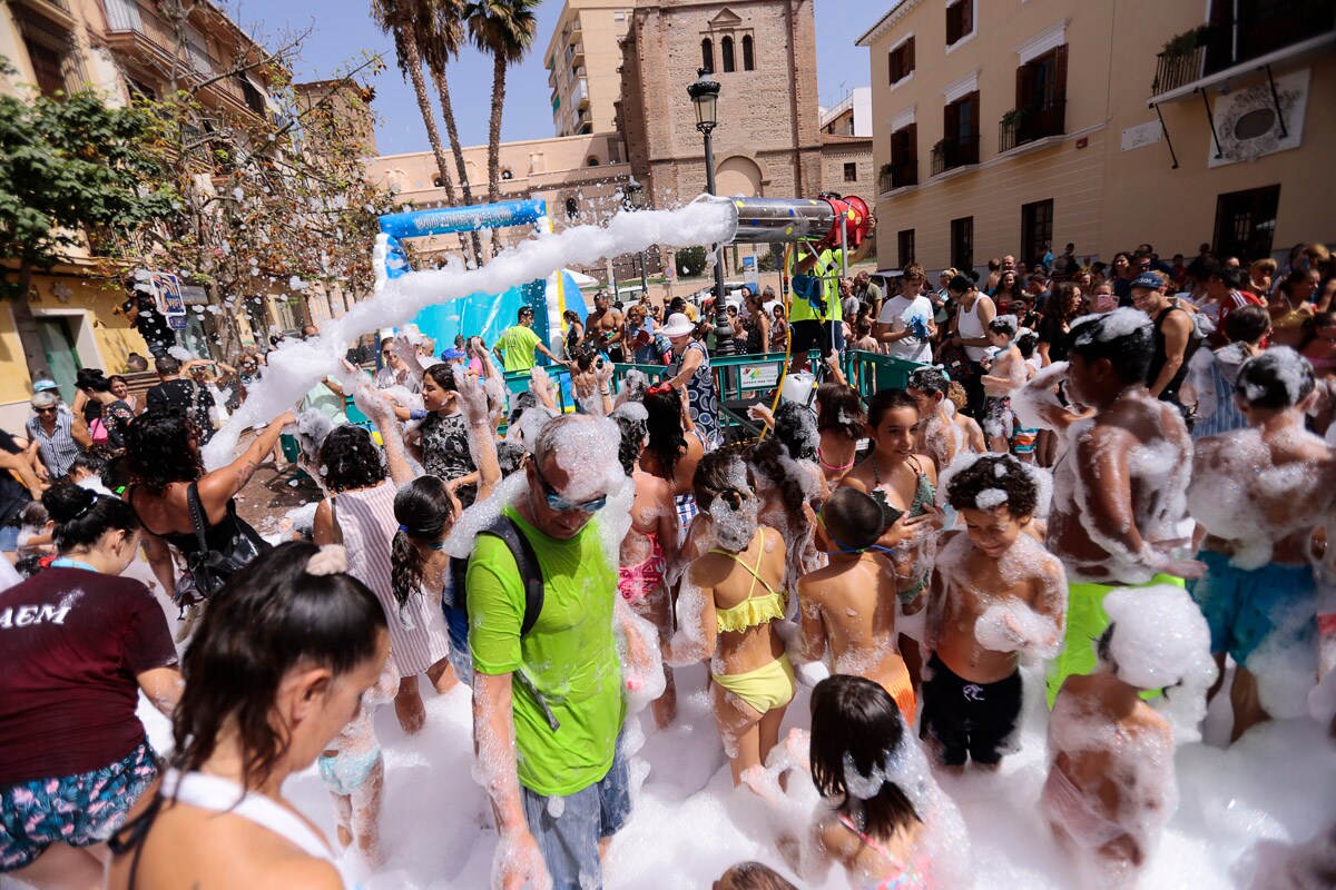 Diversión y agua para refrescar los festejos de la costa motrileña.