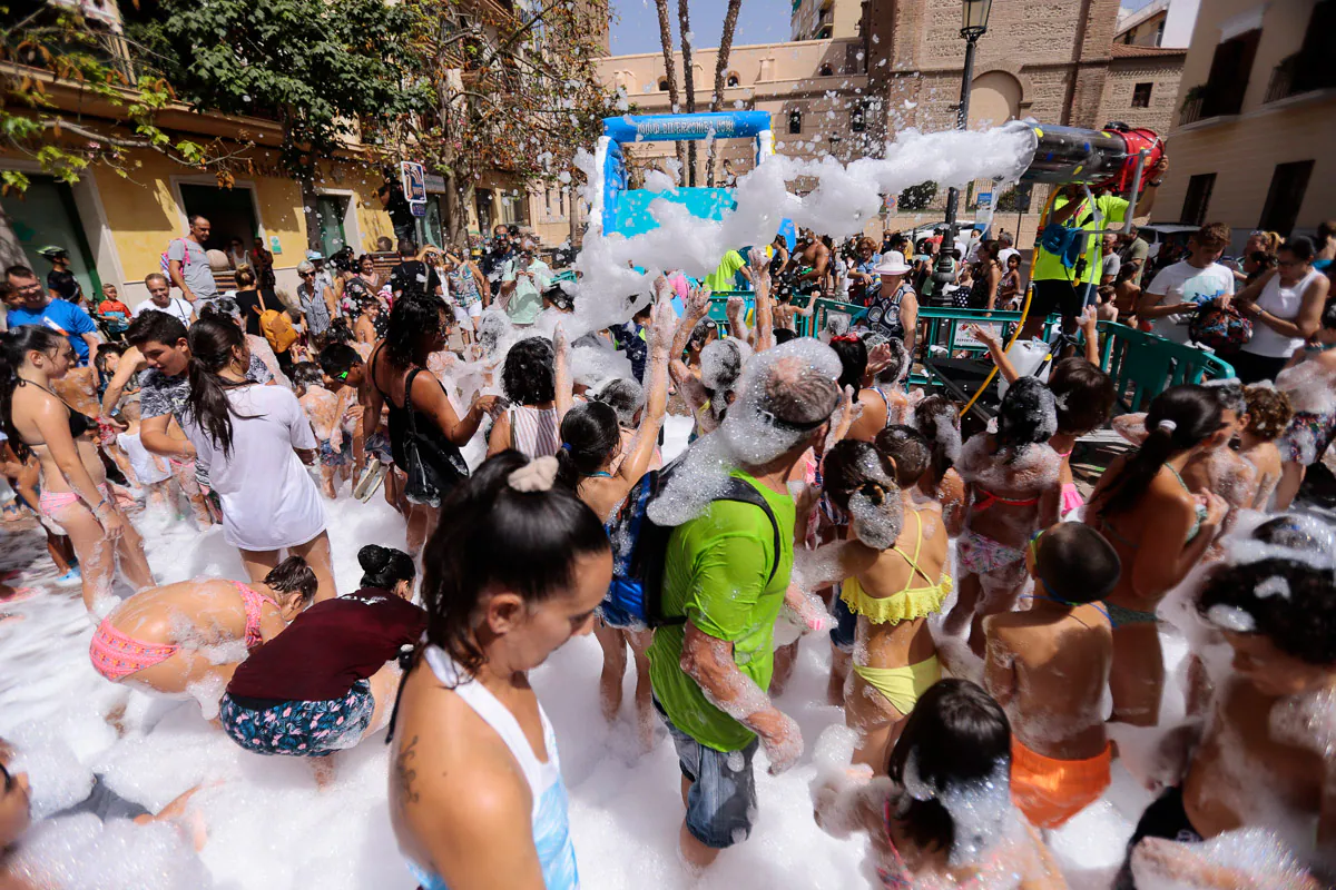 Diversión y agua para refrescar los festejos de la costa motrileña.