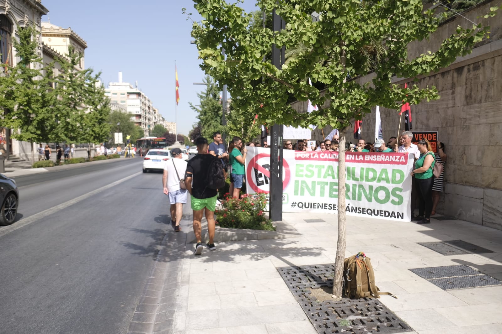 Cerca de 40 personas se han dado cita en la puerta de la Delegación Territorial de Educación para protestar contra la reducción de vacantes ofrecidas para docentes interinos