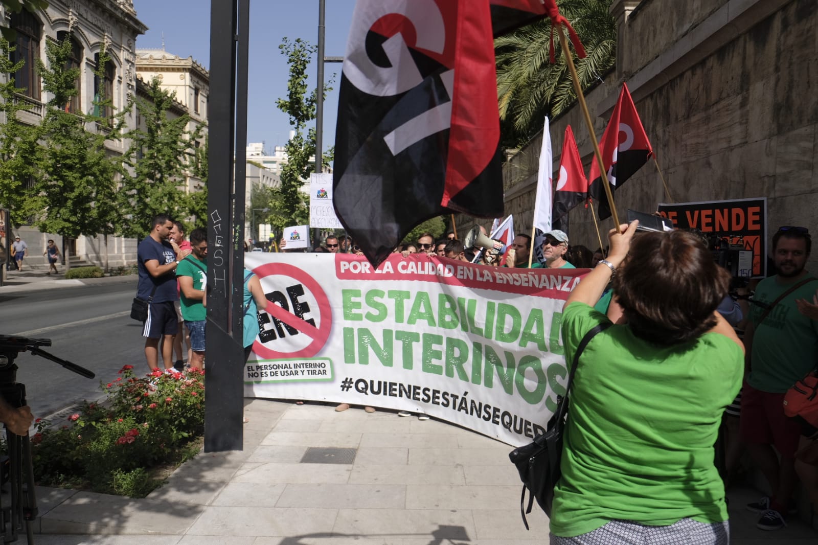 Cerca de 40 personas se han dado cita en la puerta de la Delegación Territorial de Educación para protestar contra la reducción de vacantes ofrecidas para docentes interinos