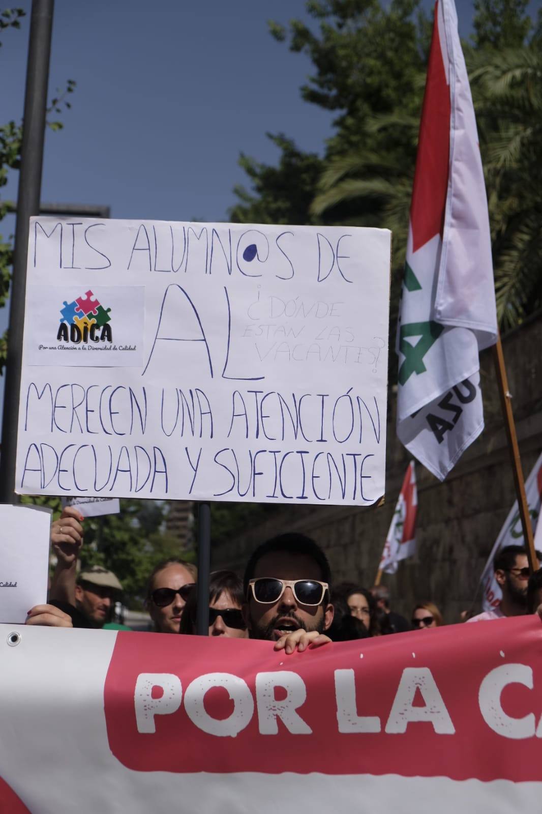 Cerca de 40 personas se han dado cita en la puerta de la Delegación Territorial de Educación para protestar contra la reducción de vacantes ofrecidas para docentes interinos