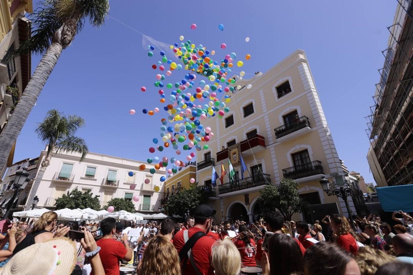 El municipio sexitano da el pistoletazo de salida a sus fiestas con la suelta de 1.000 globos biodegradables